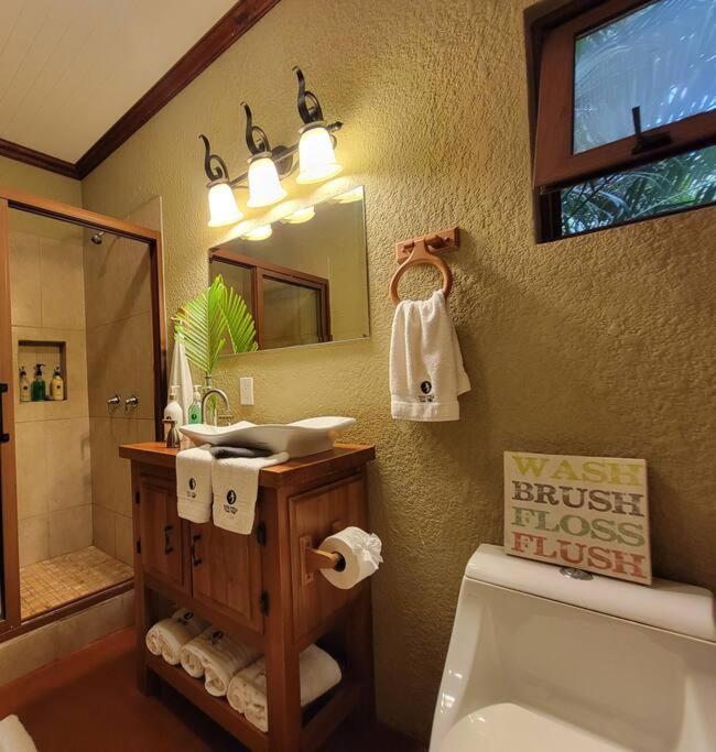 Vive Utila - Bed & Breakfast エクステリア 写真
