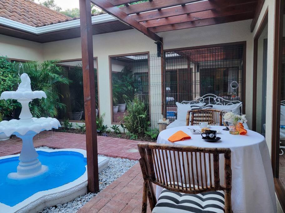 Vive Utila - Bed & Breakfast エクステリア 写真